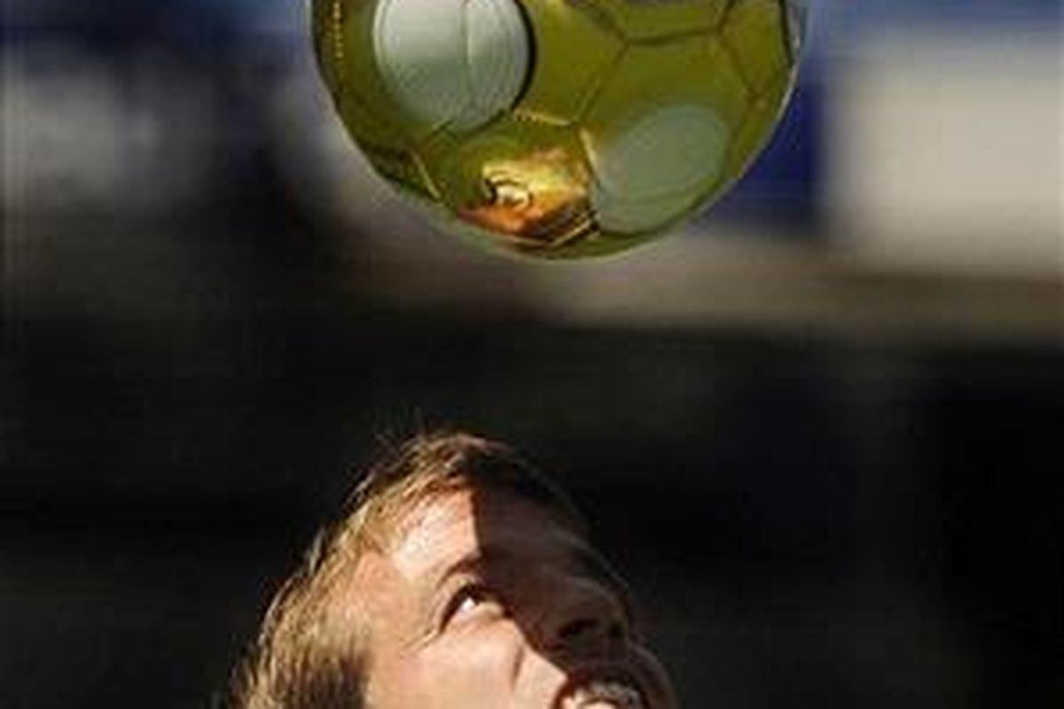 Rafael van der Vaart saat presentasi di Stadion Santiago Bernabeu.