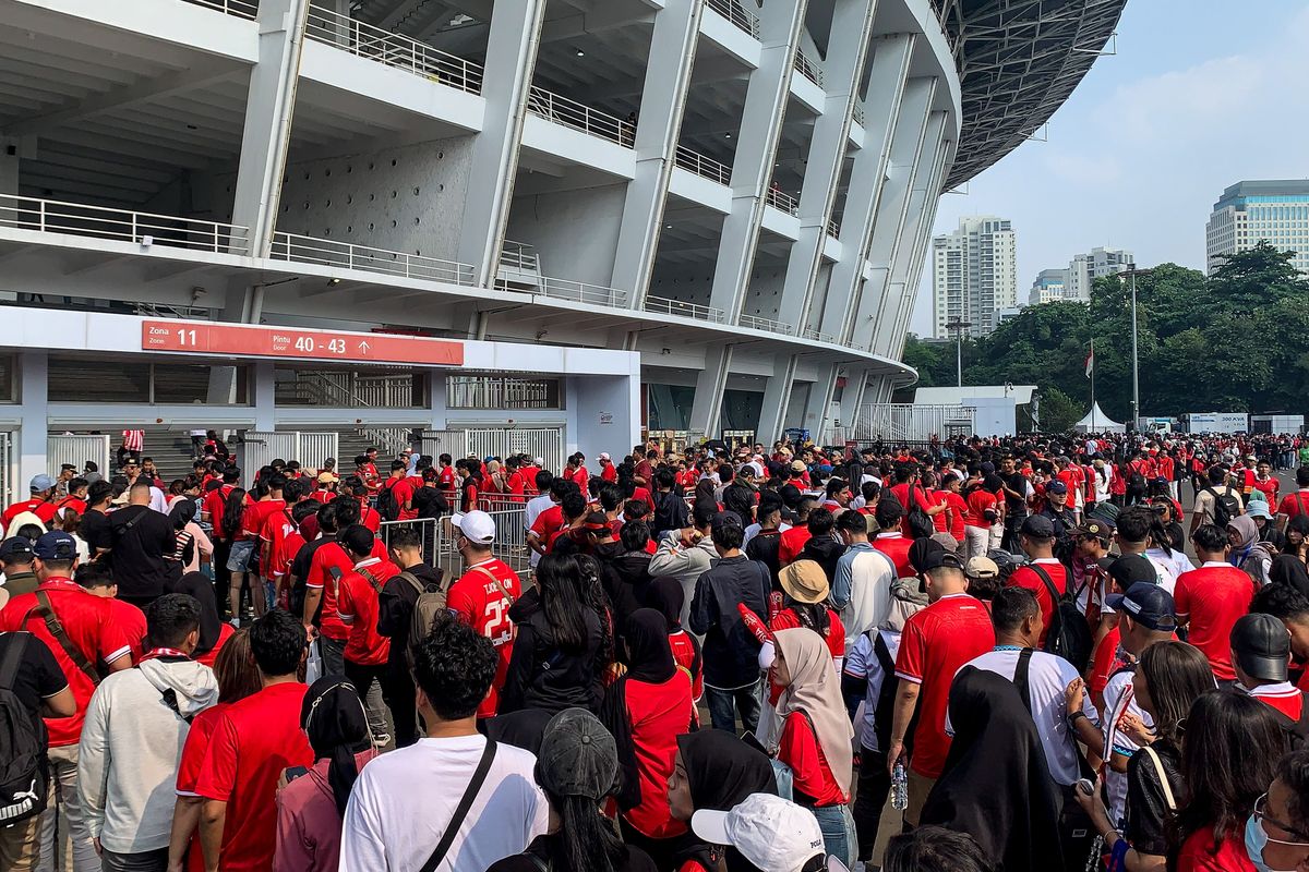 Suasana luar Stadion Gelora Bung Karno Jakarta jelang kick off Indonesia vs Irak di Kualifikasi Piala Dunia 2026, Kamis (6/6/2024). 