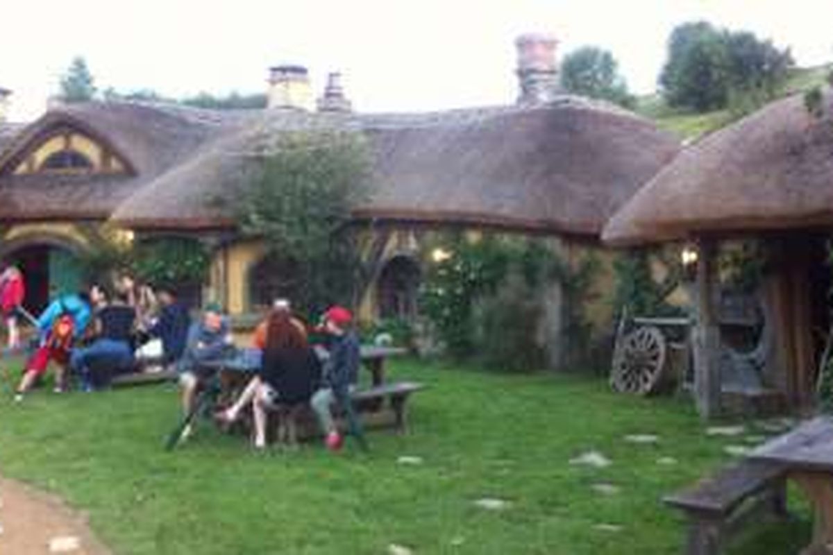 Tampak depan The Green Dragon Inn di Hobbiton Movie Set, Matamata, Waikato, Selandia Baru, Selasa (12/4/2016). 