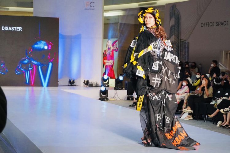 Desain baju karya Mutiara Syarifuddin, Designer asal Malang mengangkat Tragedi Kanjuruhan saat Fashion Upcycling di Ciputra Mall Surabaya, Senin (14/11/2022) siang.