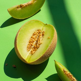 Salah satu manfaat buah melon adalah membantu mencegah dehidrasi. Ini tentu karena kandungan airnya yang tinggi.