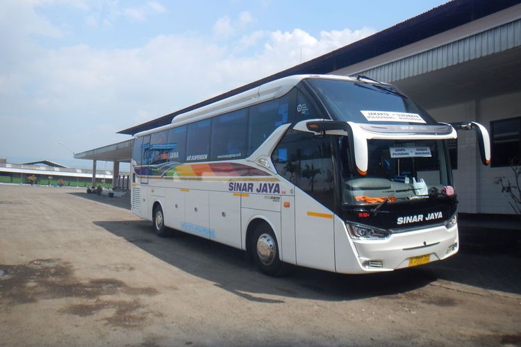 Bus AKAP PO Sinar Jaya dengan sasis Hino RN 285