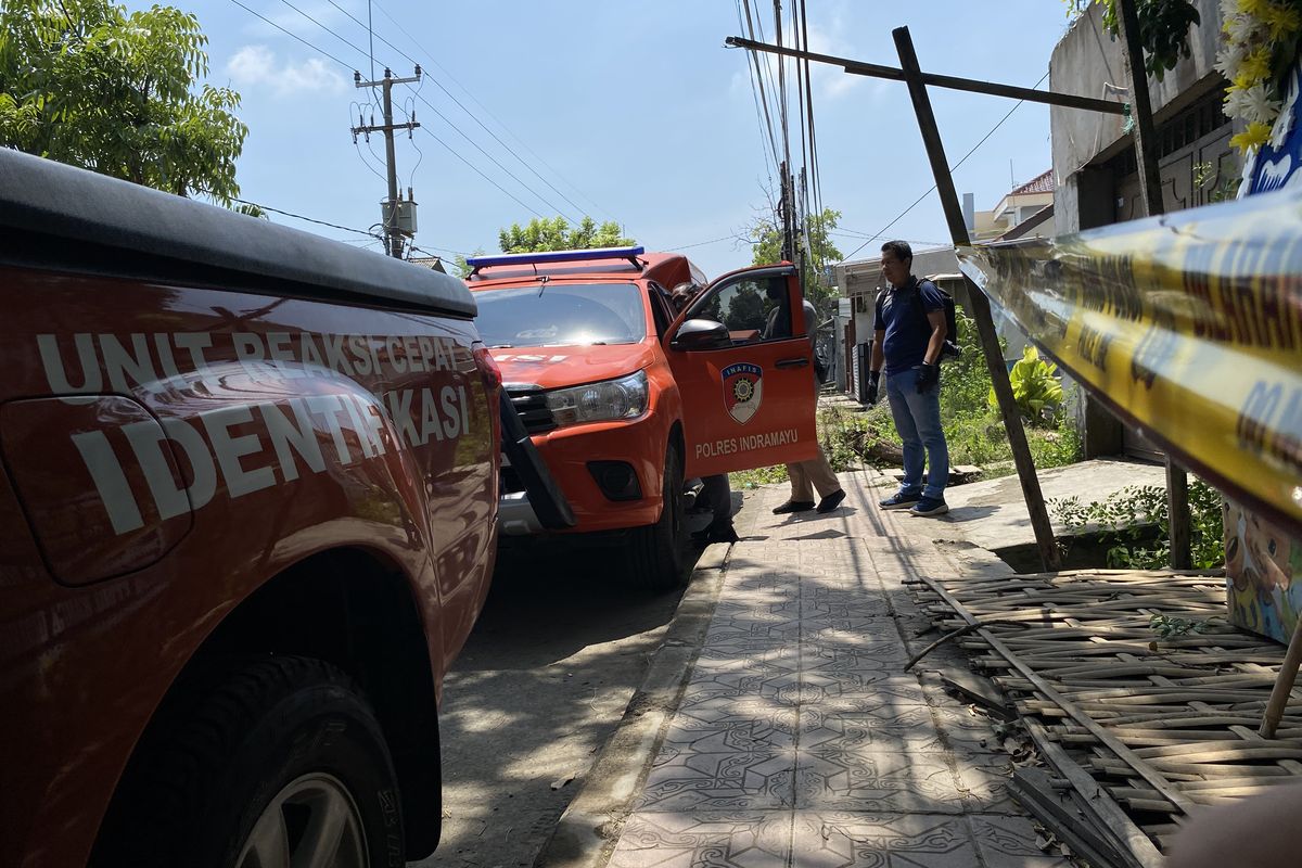 Polisi saat melakukan olah TKP ulang kasus tewasnya satu keluarga di Kelurahan Paoman, Kecamatan/Kabupaten Indramayu, Jawa Barat, Kamis (4/9/2025)