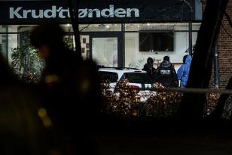 Polisi Denmark mengamankan kafe Krudttoenden yang ditembaki beberapa orang di saat tengah menggelar diskusi kebebasan berpendapat, Sabtu (14/2/2015).