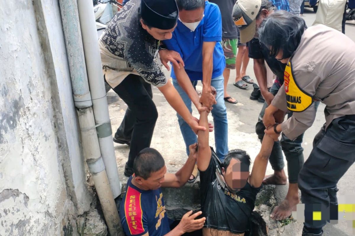 Seorang pria bernisial W (28) menenggelamkan tubuhnya dalam selokan di permukiman Jembatan Lima, Tambora, Jakarta Barat, pada Kamis (8/12/2022).