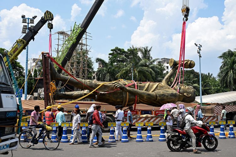 Sang Messi Raksasa Tak Lagi Berdiri Usai Goyang Tertiup Angin