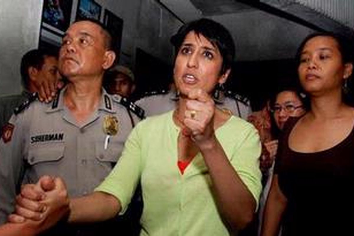 Irshad Manji, warga negara Kanada, Director of the Moral Courage Project di New York University dievakuasi oleh Polisi saat FPI membubarkan acara kuliah umum dan peluncuran buku "Allah, Liberty, and Love" di Teater Salihara, Pasar Minggu, Jakarta, Jumat (4/5/2012). Alasan FPI membubarkan acara ini dan mengusir Irshad Manji adalah terdapat paham kebebasan homo dan lesbian dalam bukunya.  