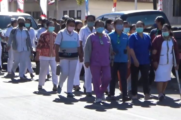 Ratusan pegawai yang terdiri dari ASN, dokter, dan perawat di RSUD Bajawa, Kabupaten Ngada, NTT,  menggelar aksi mogok kerja, pada Kamis (15/09/2022).
