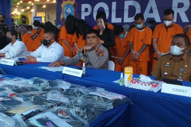 Polda Riau menggelar konferensi pers pengungkapan kasus judi online dengan 59 orang pelaku di Kompleks Pemuda City Walk Jalan Pemuda, Kecamatan Payung Sekaki, Kota Pekanbaru, Riau, Senin (18/10/2021).