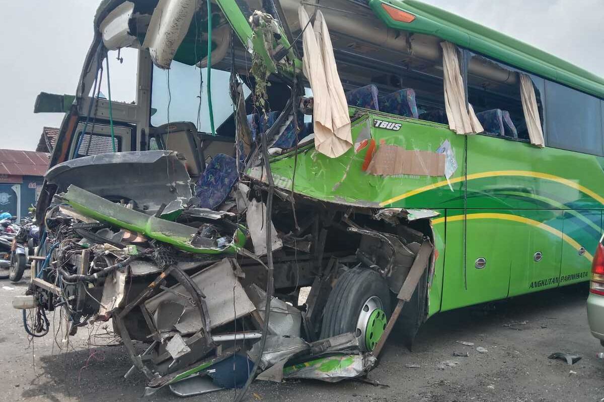 Kondisi Bus Pariwisata Bimario setelah dievakuasi ke Satlantas Polres Jombang, Jawa Timur, Rabu (22/5/2024). Kendaraan yang membawa puluhan siswa SMP PGRI 1 Wonosari, Malang, mengalami kecelakaan di jalan tol Jombang - Mojokerto, Selasa (21/5/2024) malam.