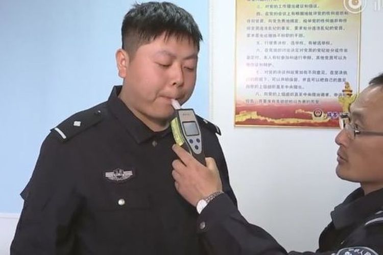 Seorang polisi di China mencoba membuktikan durian dapat meningkatkan kadar alkohol dalam darah. (Malay Mail/Pear Video)