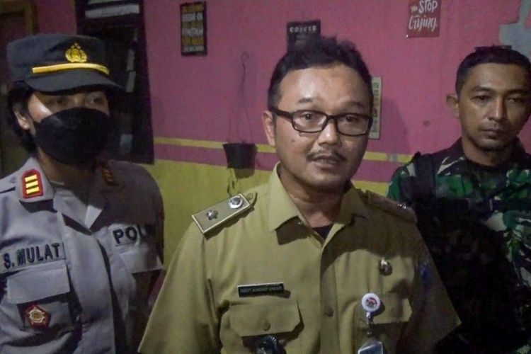 Lurah Pejaten Barat, Asep Ahmad Umar, saat ditemui wartawan usai menggerebek rumah kos yang diduga menjadi tempat prostitusi, Selasa (19/9/2023).