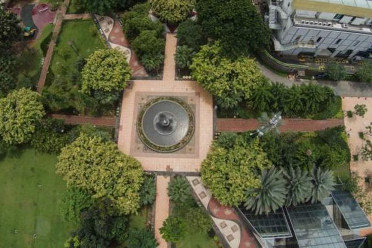 Taman Menteng, Jakarta Pusat, dilihat dari udara, Jumat (6/2/2015). Ruang terbuka hijau menjadi salah satu penyeimbang dan oasis di tengah belantara gedung kota.