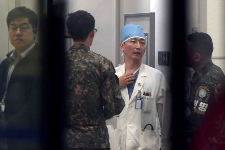 Tentara Korea Selatan sedang berbicara dengan seorang dokter saat hendak menyiapkan operasi untuk seseorang yang diyakini sebagai tentara Korea, di sebuah rumah sakit, di Suwon, Korea Selatan, 13 November 2017 (VOA)
