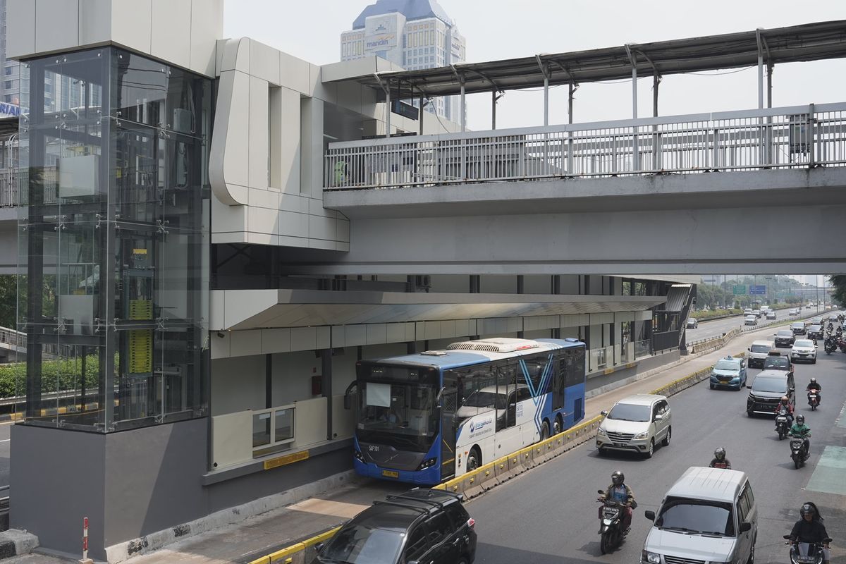 Kondisi Halte Transjakarta LIPI di Jalan Raya Gatot Subroto kembali beroperasi setelah selesai direvitalisasi.