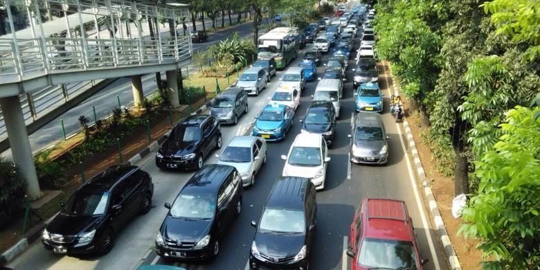 Kepadatan kendaraan dari arah Semanggi menuju GBK Senayan, Jumat (11/9/2015) petang