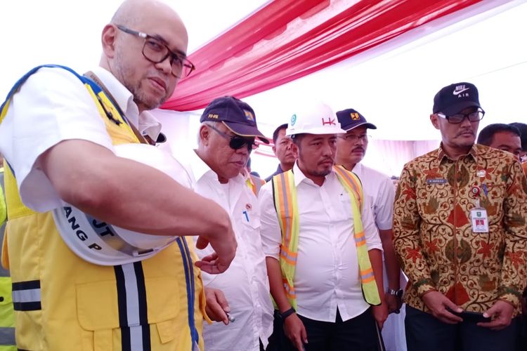 Menteri PUPR Basuki Hadimuljono didampingi Kepala BPJT Danang Parikesit meninjau proyek Tol Pekanbaru-Dumai yang ditargetkan beroperasi pada April 2020.