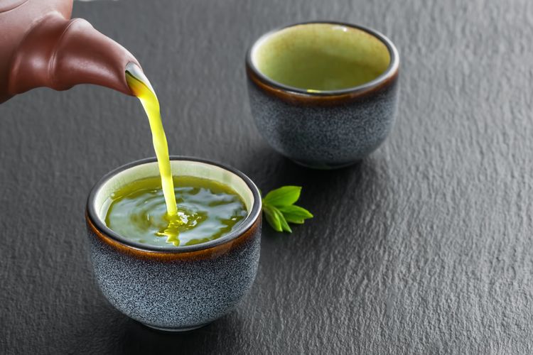 Teh hijau mengandung katekin dan kafein. Dua komponen ini dapat membantu meningkatkan metabolisme tubuh, membuat teh hijau baik sebagai minuman untuk diet.