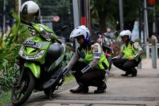 Polisi Gembosi Ban Sepeda Motor yang Diparkir di Trotoar 