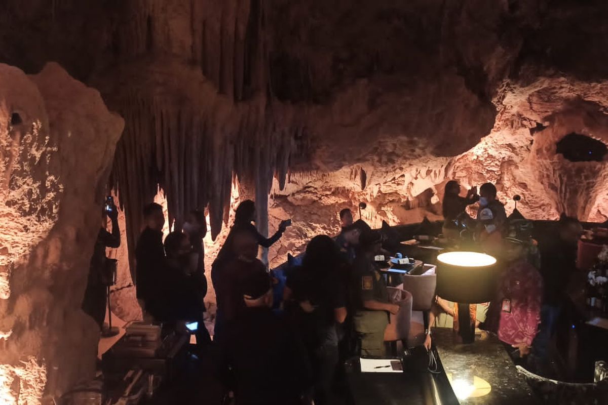 Petugas gabungan dari Pemerintah Kabupaten Badung saat melaksanakan sidak di goa yang dijadikan restoran di Jalan Pura Goa Lempeh, Desa Adat Pecatu, Kecamatan Kuta Selatan, Kabupaten Badung, Bali,  Selasa (19/7/2022). Kompas.com/ Yohanes Valdi Seriang Ginta
