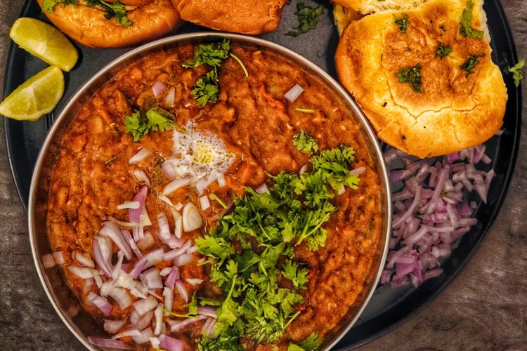 Makanan pav bhaji khas India.