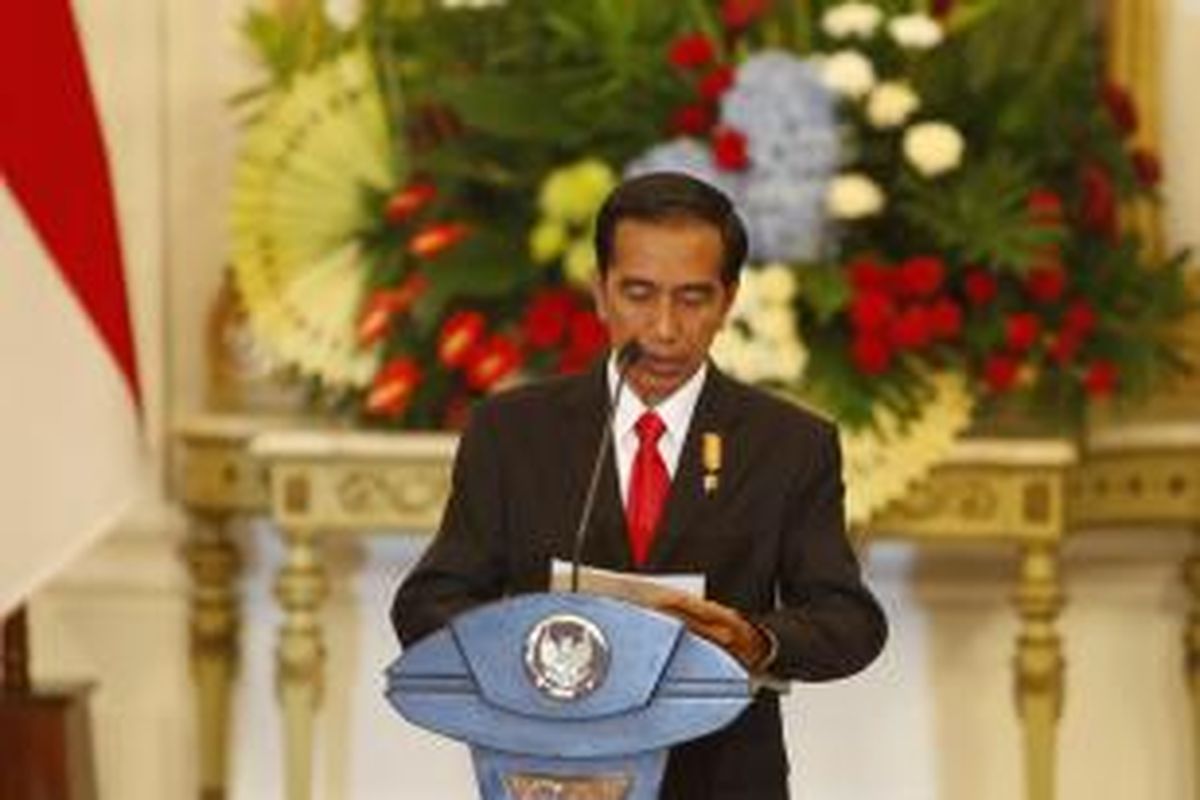 Presiden Joko Widodo memberikan keterangan pers usai pertemuan bilateral dengan Perdana Menteri Inggris David Cameron di Istana Merdeka, Senin (27/7/2015) petang.