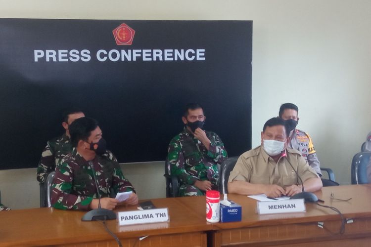 Panglima TNI Hadi Tjahjanto dan Menhan Prabowo Subianto dalam konferensi pers di Base Ops Lanud I Gusti Ngurah Rai, Bali.