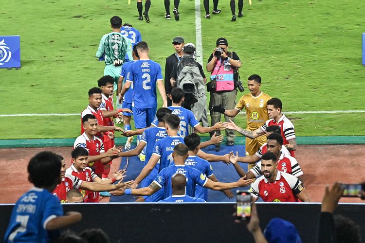 Guard of honour diberikan oleh tim Barito Putera kepada sang juara Liga 1 2024-2025 Persib Bandung, dalam pertandingan pekan ke-32 Liga 1 2024-2025 di Stadion Gelora Bandung Lautan Api (GBLA), Jumat (9/5/2025).