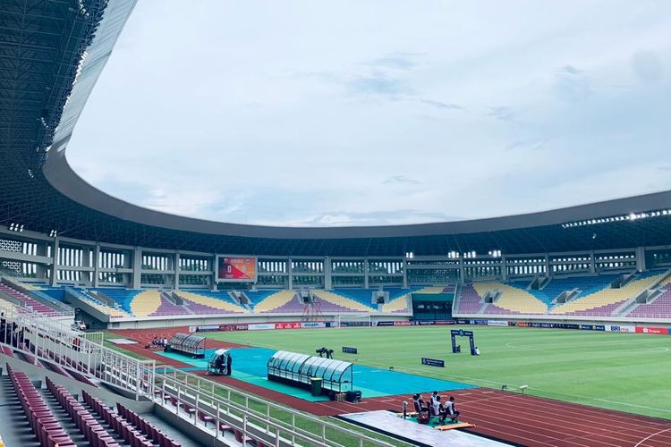 Suasana Stadion Manahan yang menjadi arena laga pekan ke-12 Liga 1 2022-2023 antara Madura United vs PSIS Semarang, Senin 5 Desember 2022.