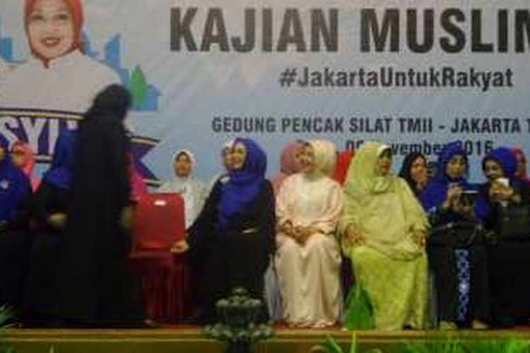 Calon wakil gubernur DKI Sylviana Murni saat mendatangi acara tausyiah di Jakarta Timur. Sylviana membantah bahwa kedatangannya merupakan bentuk kampanye, Rabu (9/11/2016)