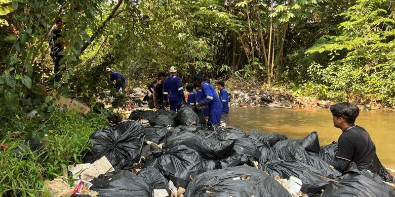 Pandawara Group menggelar aksi bersih-bersih anak Sungai Kalibaru, Bojonggede, Kabupaten Bogor. 
