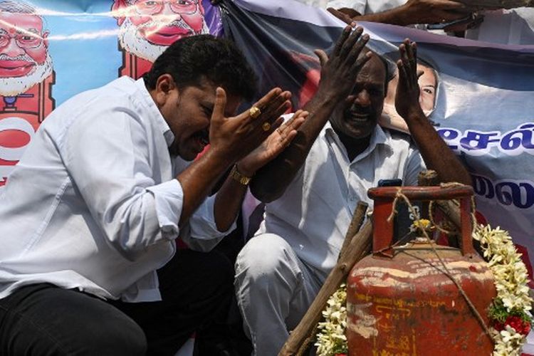Anggota Partai Kongres melakukan protes di depan stasiun pengisian minyak India menentang kenaikan harga bahan bakar dan Liquefied Petroleum Gas (LPG) di Chennai pada 31 Maret 2022. 
