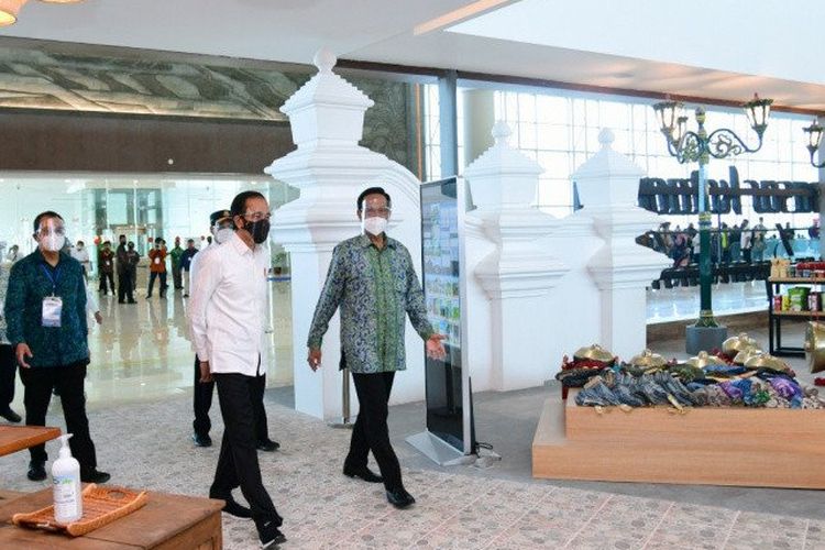 Presiden Jokowi menijau gerai UMKM produk lokal DIY di Bandara Internasional Yogyakarta.