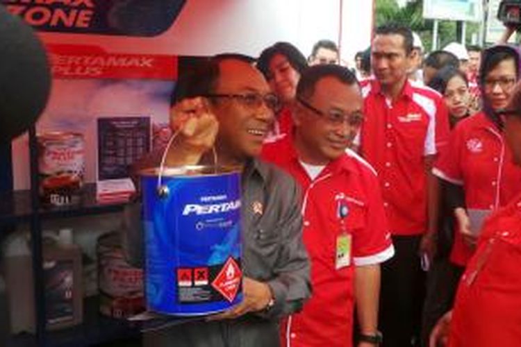 Menteri Energi dan Sumber Daya Mineral (ESDM) Jero Wacik mengunjungi Kiosk Pertamax di Terminal BBM, Plumpang, Jakarta, Jumat (25/7/2014). Kiosk tersebut menyediakan BBM kemasan untuk para pemudik.