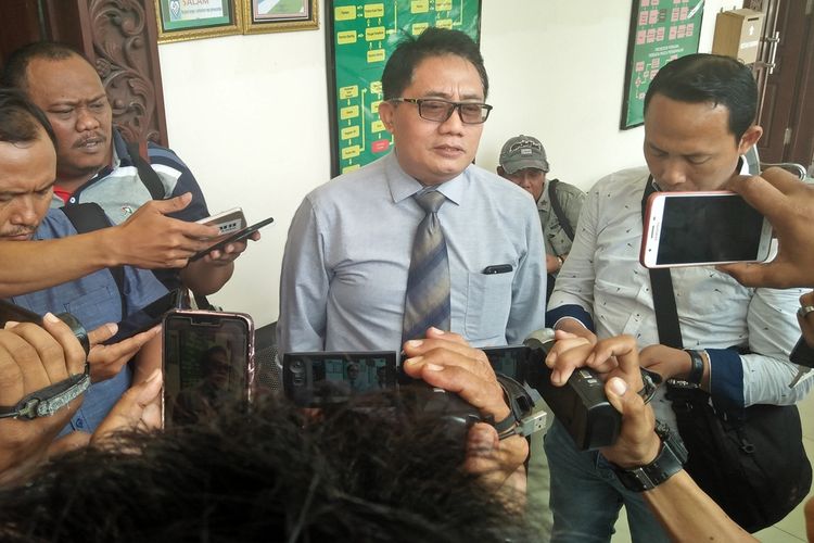 Kuasa Hukum AHW, Hariyadi (tengah memakai kacamata) saat memberikan keterangan kepada awak media usai praperadilan kliennya ditolak hakim.