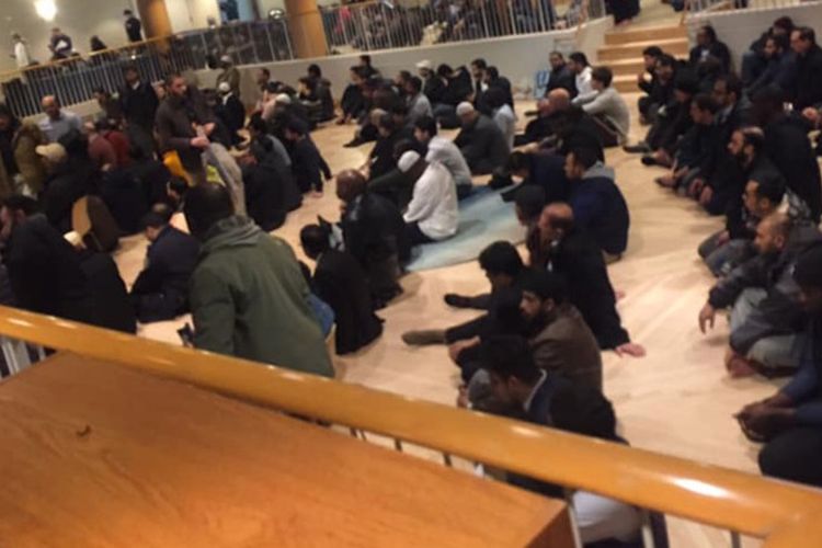 Ratusan jemaah masjid di Mid-Manhattan, New York, mendengarkan khotbah saat Shalat Jumat pekan lalu di Sinagoga Central (22/3/2019). Mereka beribadah di tempat pemeluk Yahudi setelah masjid mereka rusak akibat kebakaran.