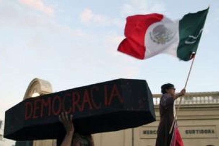 Warga Meksiko melakukan unjuk rasa mendukung Andres Manuel Lopez Obrador, pemimpin partai Morena