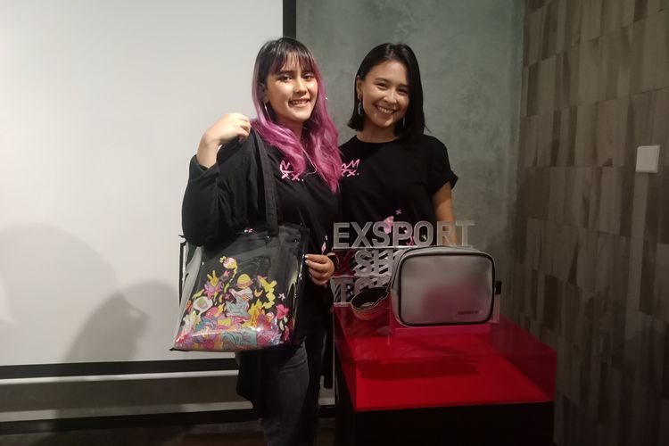 Brand Representative Exsport, Angel Lukito bersama Visual entertainer Shane Tortilla yang membawa tas koleksi kolaborasinya bersama Exsport.