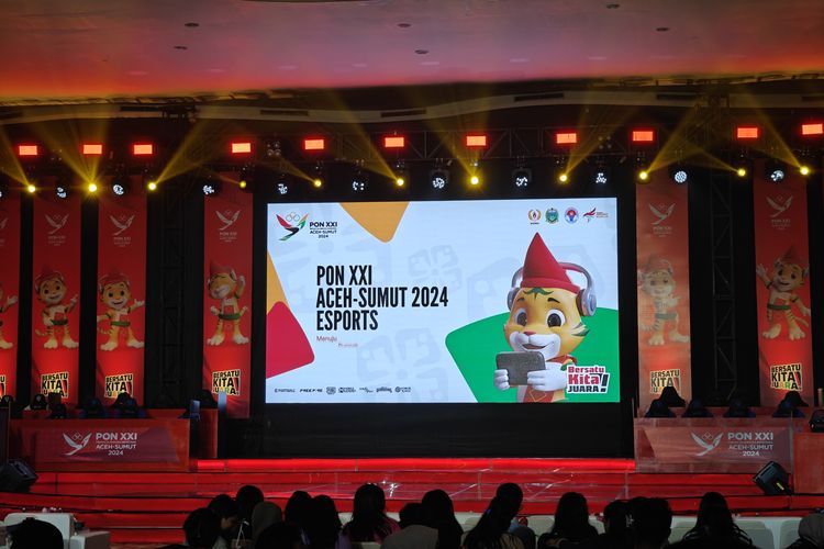 Layar utama di panggung venue PON XXI 2024 cabor e-sports, Medan International Convention Center, Kota Medan, Sumatera Utara.