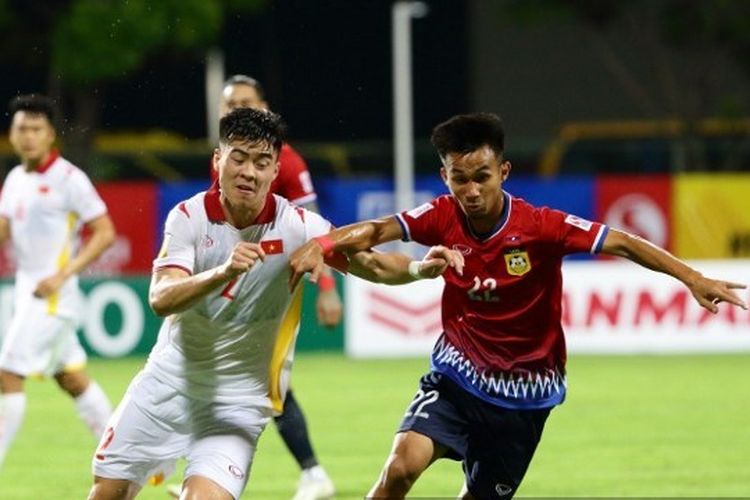 Pemain Vietnam, Do Duy Manh, dan pemain Laos, Chony Wenpaserth, berebut bola dalam laga Grup B Piala AFF 2020. Selanjutnya, Laos akan melawan timnas Indonesia pada Minggu, 12 Desember 2021.