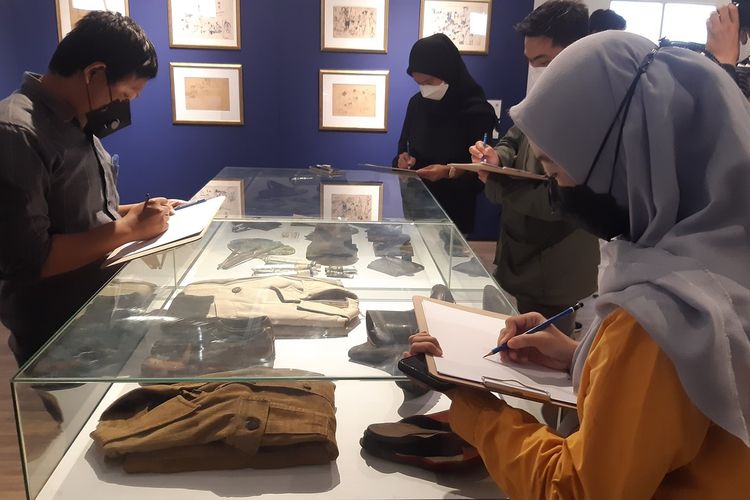 Para peserta sedang membuat sketsa lukisan karya S Sudjojono dalam workshop sketsa bertajuk “Sketch Like Sudjojono” di Tumurun Privat Museum Solo, Minggu (23/1/2022).