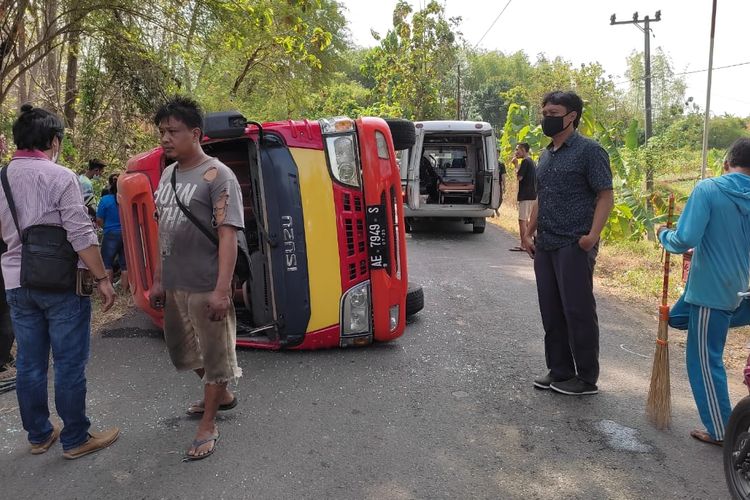 TERBALIK—Inilah kondisi minibus elf yang terbalik di ruas jalan Sampung, Kecamatan Sampung, Kabupaten Ponorogo saat membawa rombongan pelayat menuju Kabupaten Kediri, Senin (23/8/2021)