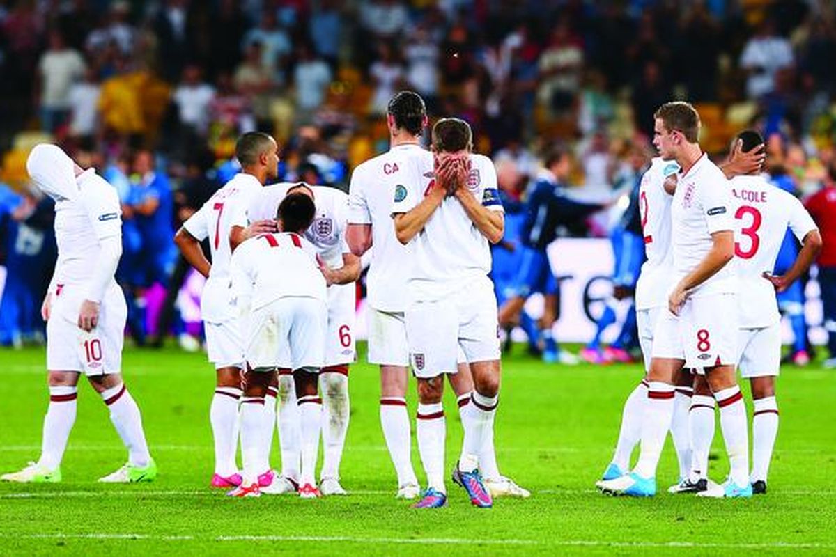 Kapten tim Inggris, Steven Gerrard, (menutup wajah, tengah), dan rekan-rekan satu timnya bersedih setelah kalah adu penalti di tangan Italia pada laga perempat final Piala Eropa 2012 di Kiev, Ukraina, Minggu (24/6). Inggris kalah 2-4.