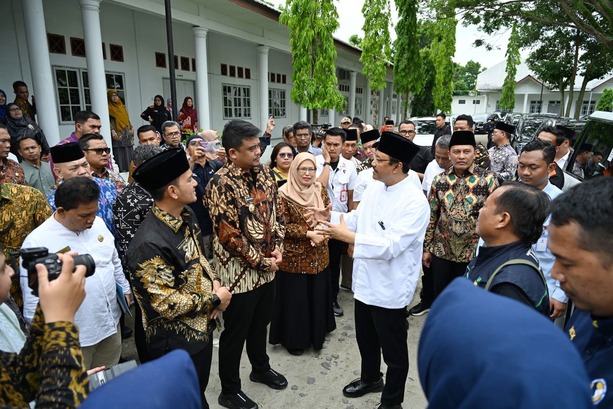 Gubernur Sumatera Utara (Sumut) Muhammad Bobby Afif Nasution bersama Menteri Sosial Republik Indonesia Saifullah Yusuf meninjau Kampus V  Universitas Islam Negeri Sumut (UINSU) di Jalan Leuser Kota Tebingtinggi, Jumat (11/4/2025). 