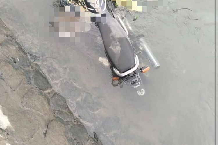 Tangkapan layar penemuan sepeda motor dan jenazah di dalam selokan Mataram, Sleman.
