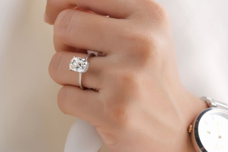 Cincin tunangan dengan band tipis