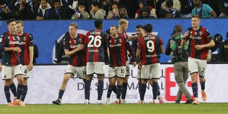 Riccardo Orsolini (ketiga dari kanan) merayakan gol dengan rekan satu timnya dalam pertandingan semifinal Piala Super Italia antara Bologna vs Inter Milan di Stadion Al Awwal Park, di Riyadh pada 19 Desember 2025. (Foto oleh Fayez Nureldine / AFP)