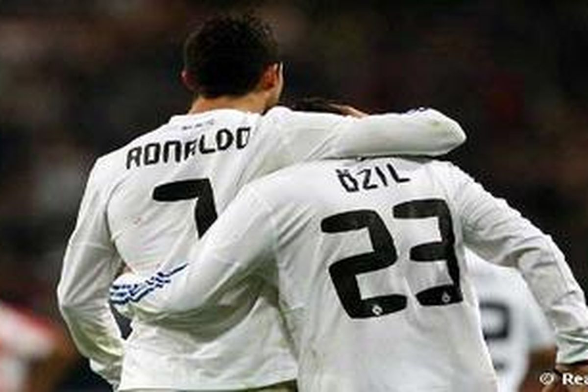 Dua bintang Real Madrid, Cristiano Ronaldo dan Mesut Oezil.