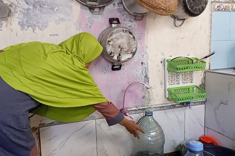 Air sumur warga di Kampung Nagrog, Desa Pengasinan, Kecamatan Gunung Sindur, Kabupaten Bogor, Jawa Barat, tercemar bahan bakar minyak (BBM). Sebanyak 15 sumur mengeluarkan aroma tak sedap, dua di antaranya berubah warna menjadi biru pekat,