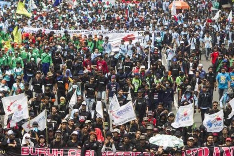 Ribuan buruh melakukan long march memperingati Hari Buruh Internasional di sekitar Jalan Sudirman, Jakarta, Kamis (1/5/2014) Pada peringatan kali ini, buruh kembali menuntut kenaikan upah minimum dan juga penghapusan sistem outsourcing. 